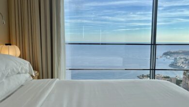 What luxury hotels are rated highest by customer reviews